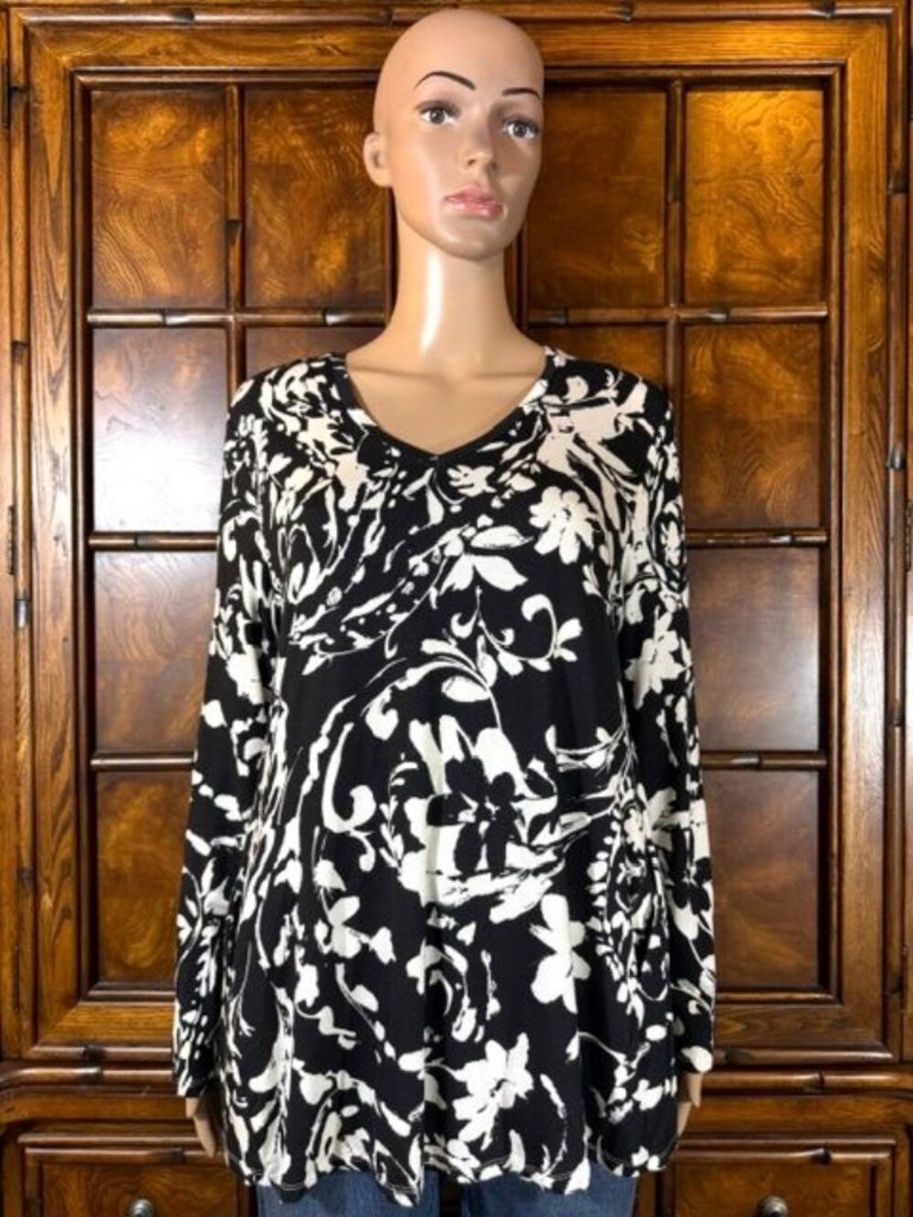 Marla Wynne Black White Floral V-neck Long Sleeve Swing Top w/ Pockets